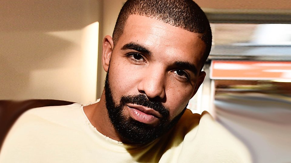 Drake interrompe show para dar bronca em homem que assediava mulheres