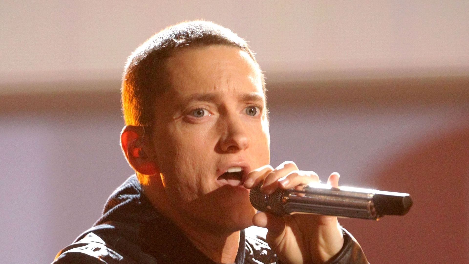 Eminem libera trecho do clipe de ‘Walk On Water’