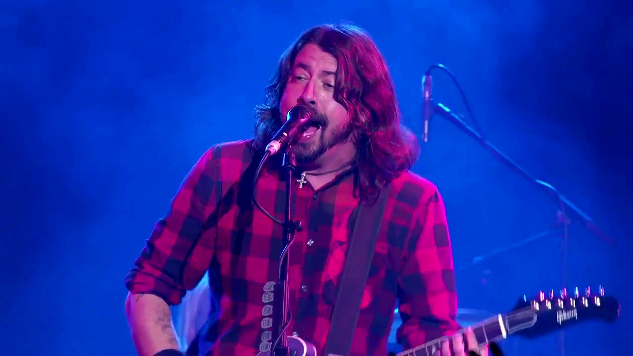 Foo Fighters – pedido de casamento e aniversariante da plateia tocando no palco