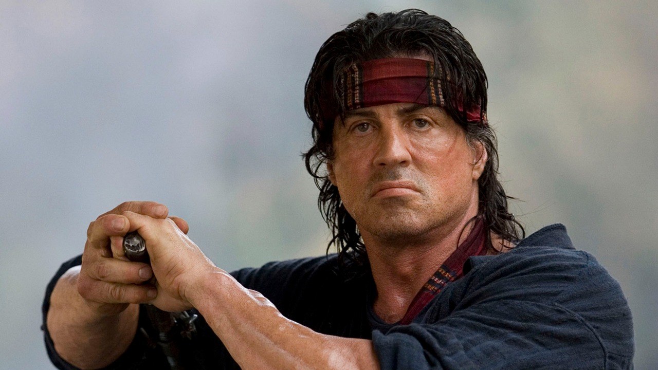 Sylvester Stallone apresenta o novo visual do Rambo
