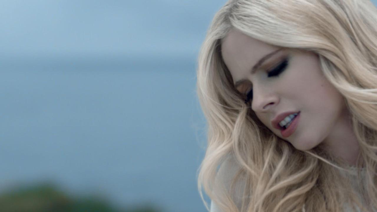 Avril Lavigne lança clipe de Tell Me It’s Over