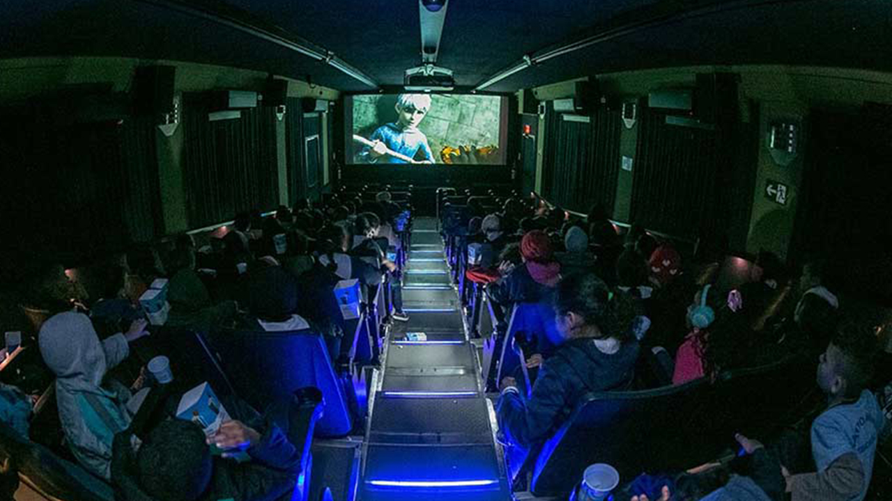 Cinema itinerante exibe filmes gratuitos em Taboão da Serra