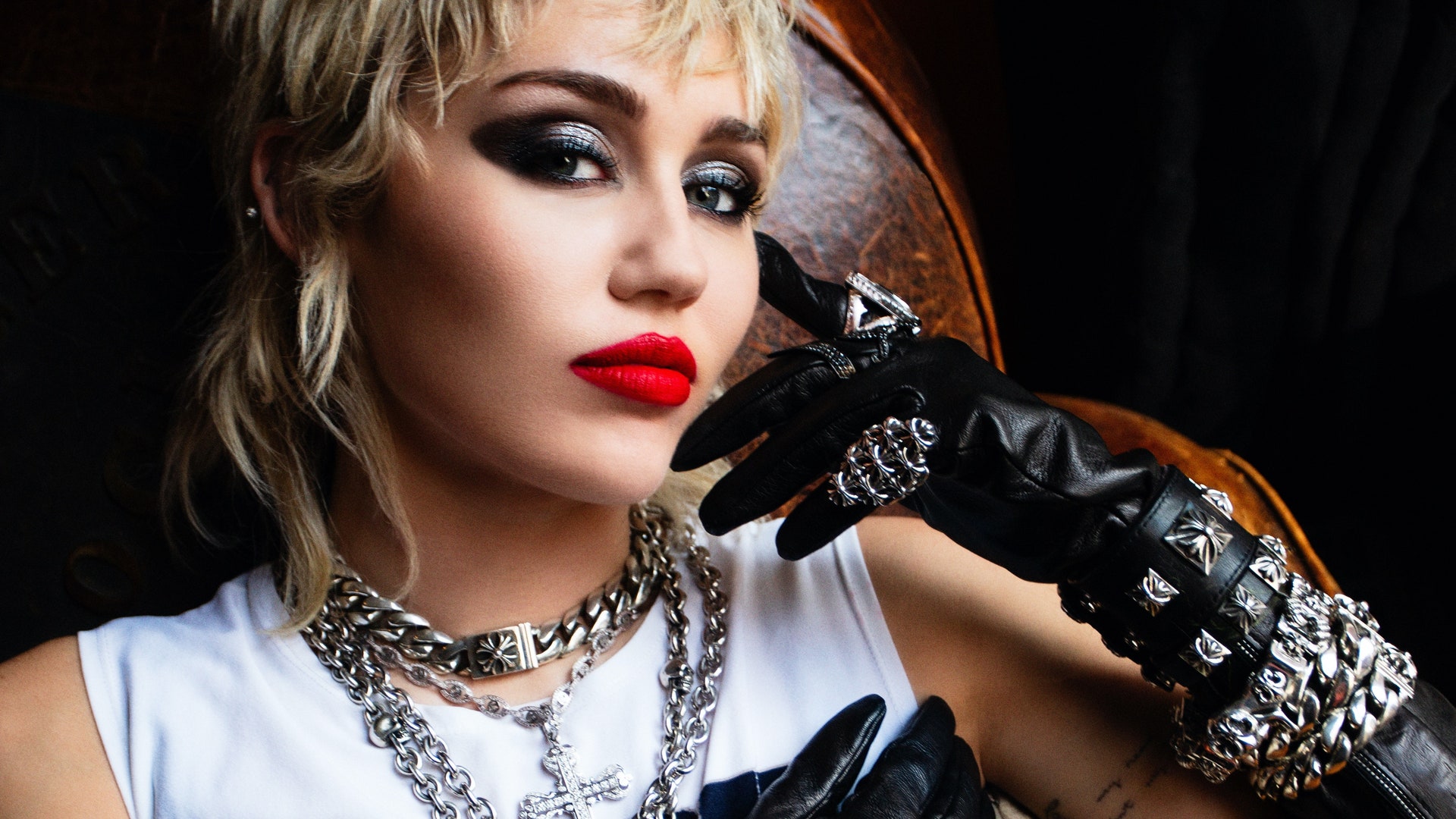 Miley Cyrus lança seu novo álbum “Plastic Hearts”