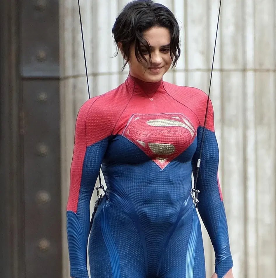 The Flash - fotos de bastidores revelam uniforme da Supergirl - Universo  Reverso