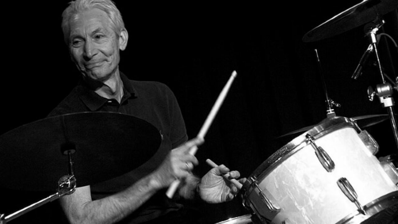 Charlie Watts, baterista dos Rolling Stones, morre aos 80 anos de idade