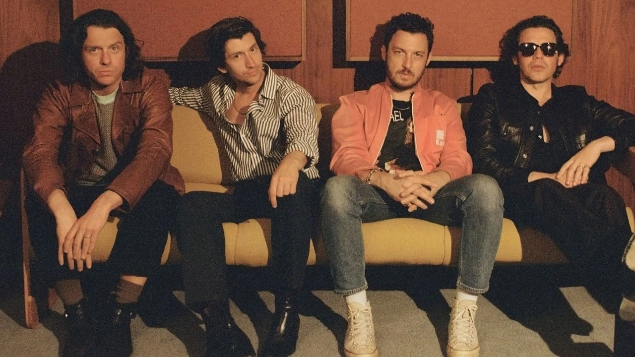 Arctic Monkeys retorna sereno em novo single