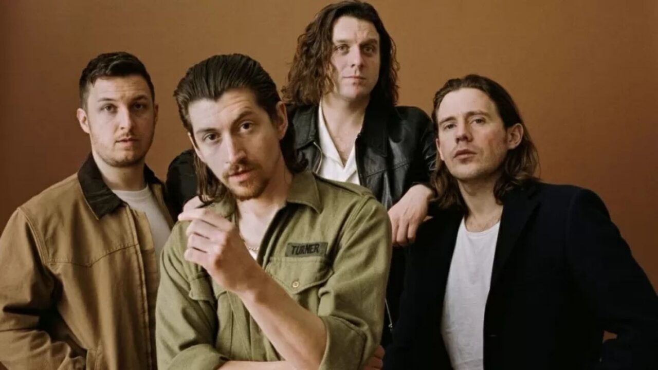 Arctic Monkeys lança música inédita para coletânea beneficente