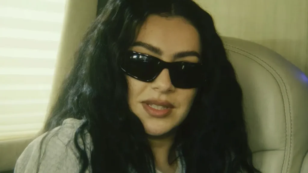 Carimba que é Brat! Veja o trailer legendado de The Moment, filme de Charli xcx