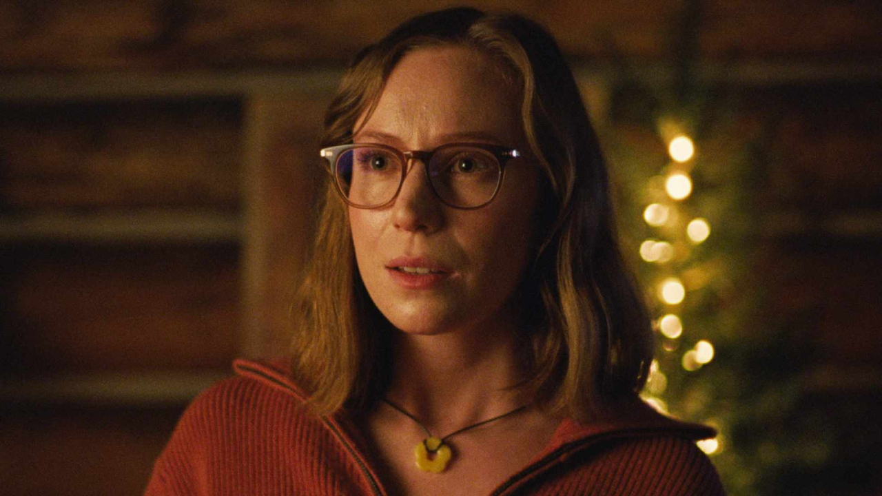 Que diabos é isso? Veja trailer de terror com Hannah Einbinder e Gillian Anderson