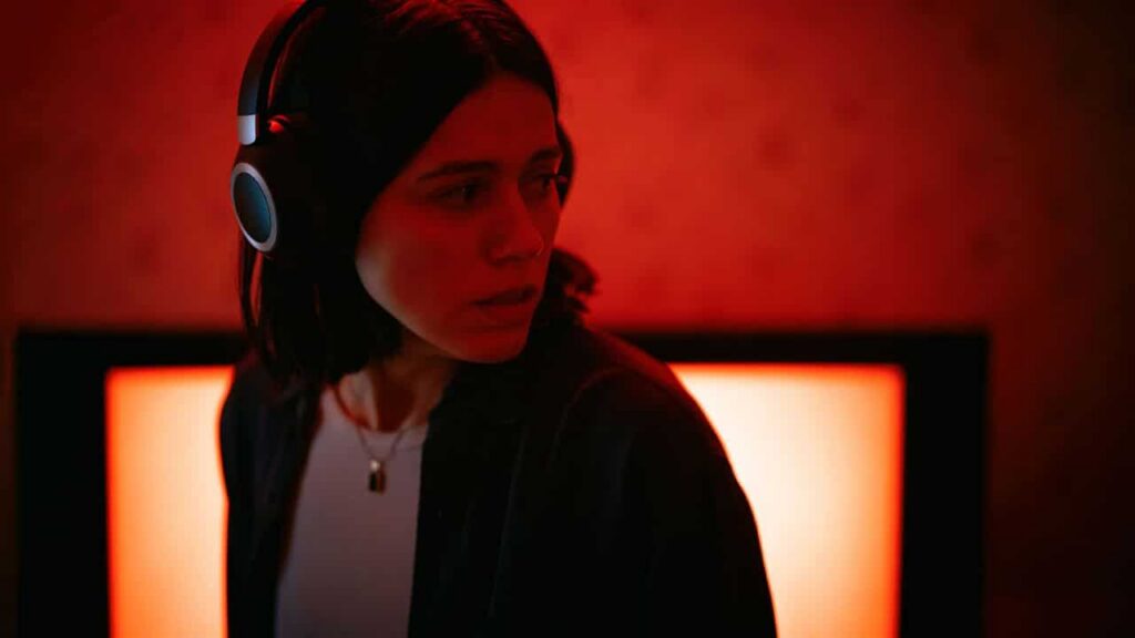 undertone – filme com podcast diabólico ganha novo trailer