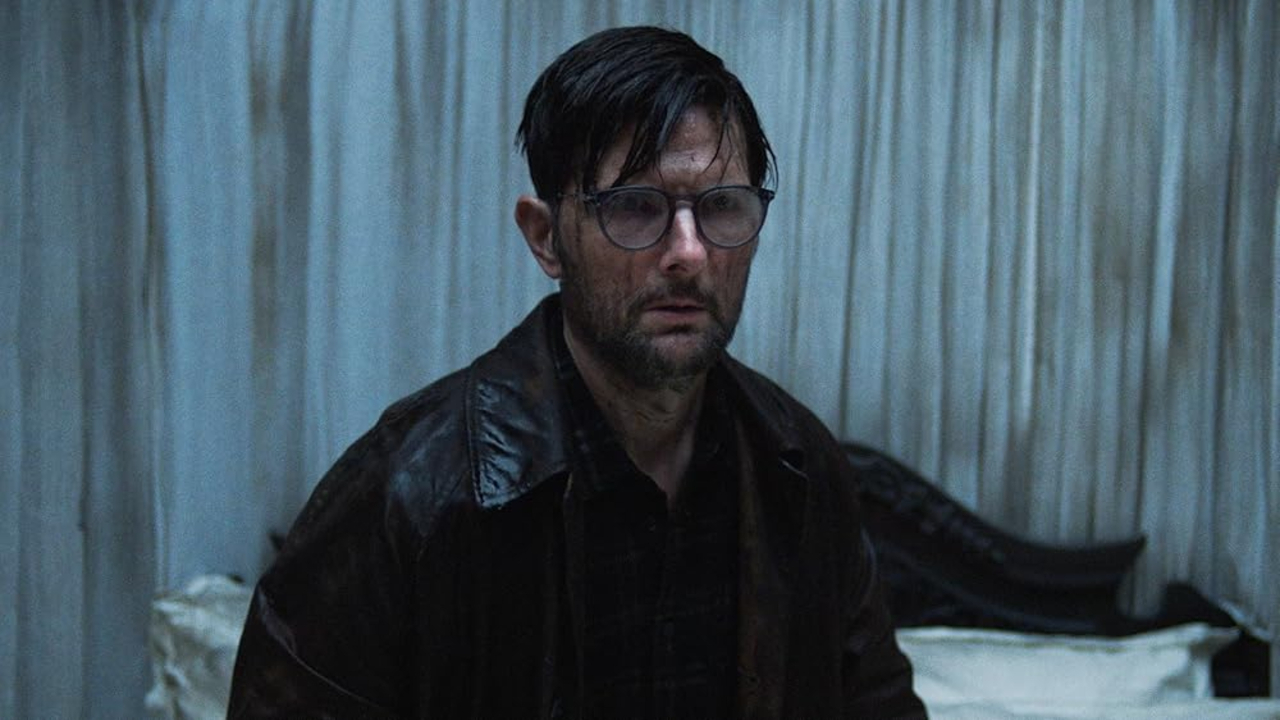 Adam Scott tentar sobreviver no trailer de Hokum: O Pesadelo da Bruxa