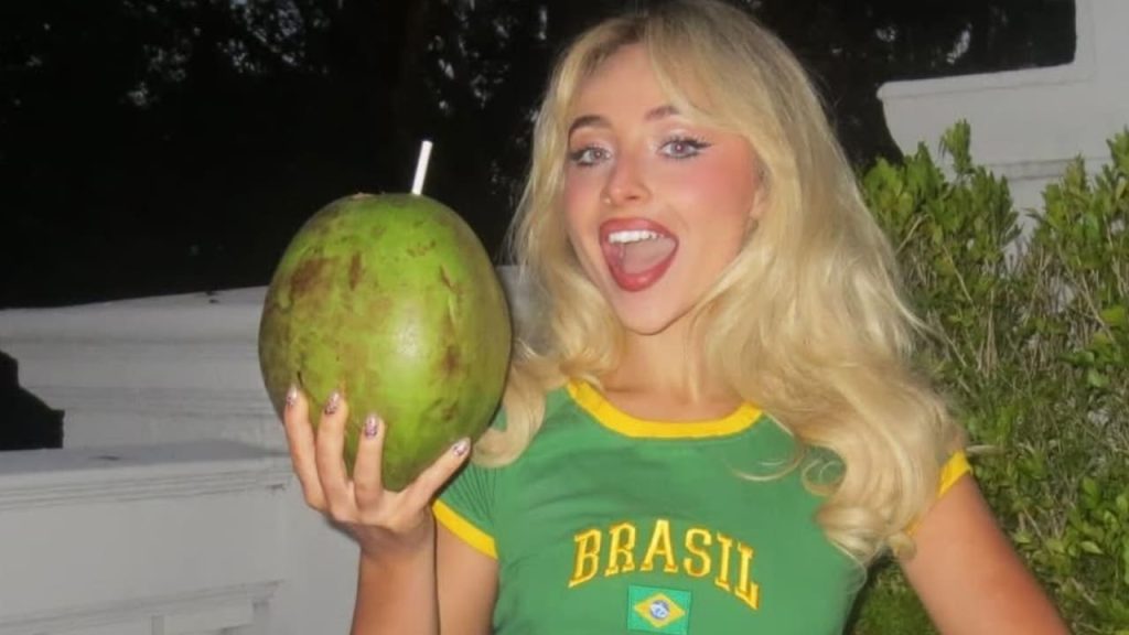 Sabrina Carpenter lança clipe de House Tour com Margaret Qualley