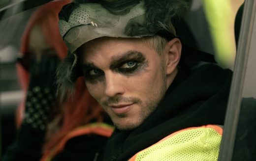 Como Roubar Um Banco – Nicholas Hoult é ladrão e influencer no trailer