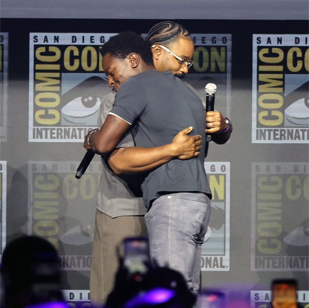 Ryan Coogler e David Jonsson se encontrando no palco da SDCC